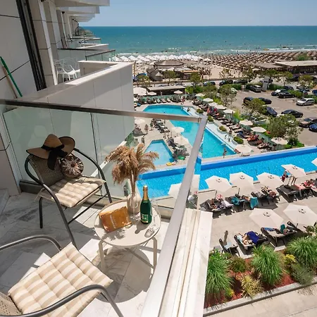 Moonstar In Infinity Pool&spa Апартаменты